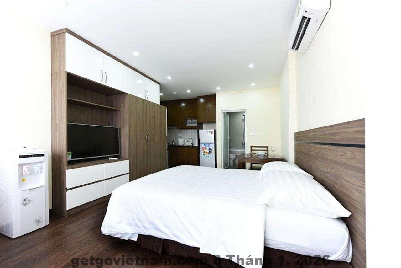 Khu bếp nhỏ trong căn hộ Granda Central Apartment cho khách tự nấu ăn