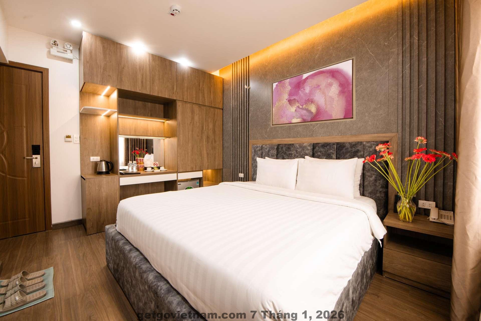 Nhân viên lễ tân Royal Hotel Long Biên thân thiện hỗ trợ khách