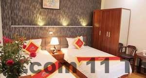 Bữa sáng buffet tại khách sạn Hoàng Gia với các món ăn phong phú.