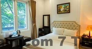 Phòng nghỉ Nhà Khách Giao Thông với nội thất gỗ cũ và trang bị cơ bản