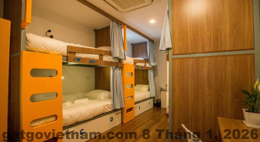 Khu vực lễ tân Nexy Hostel với đội ngũ nhân viên thân thiện và nói tiếng Anh tốt