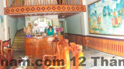 Hình ảnh tổng thể của khách sạn Anson Bay từ xa, với không gian thoáng đãng và lối đi rộng rãi.