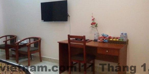 Khu vực lễ tân Khách sạn Hoàng Yến Thái Nguyên với nhân viên hỗ trợ khách