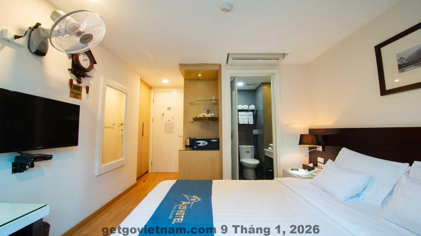 Quầy lễ tân Khách Sạn A25 Trần Thái Tông với nhân viên trực 24/7