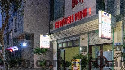 Khu vực lễ tân RedDoorz Sao Hotel Nguyen Ngoc Vu với nhân viên trực 24/7