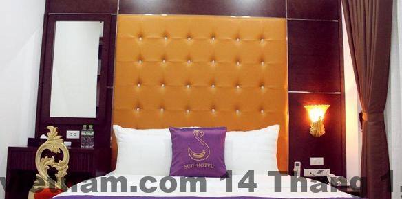 Khu vực phòng tắm tại Khách sạn Nhân Hòa với vòi sen và thiết bị cơ bản