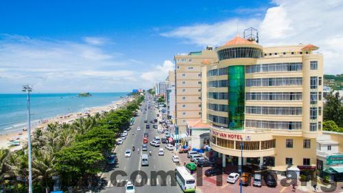 Khu vực tiếp đón của khách sạn với không gian hiện đại và tiện nghi cơ bản.