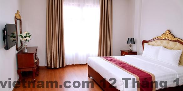 Đánh giá Đức Long Hotel Cẩm Phả 2026: Có nên ở hay chỉ “ngủ tạm”? 5 Khu vực lễ tân Đức Long Hotel với nhân viên trực quầy