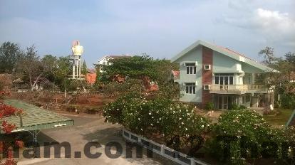 Phòng ngủ Khách sạn Hoa Hồng với giường lớn, nội thất cơ bản