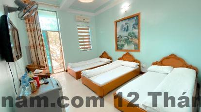 Không gian phòng rộng rãi và thiết kế hiện đại với cửa sổ lớn cho phép đón ánh sáng tự nhiên.