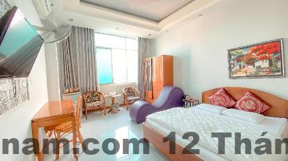 Nhân viên khách sạn luôn tươi cười và sẵn sàng hỗ trợ du khách.