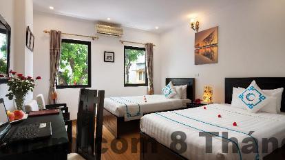 Khu vực lễ tân Hanoi Focus Hotel với nhân viên thân thiện