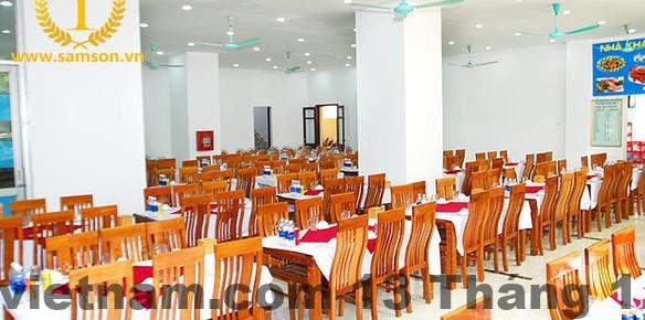 Nhân viên lễ tân tại khách sạn luôn sẵn sàng hỗ trợ du khách.