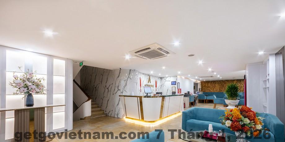 Phòng ngủ AA Luxury Housing với nội thất gỗ sáng, thiết kế tối giản hiện đại