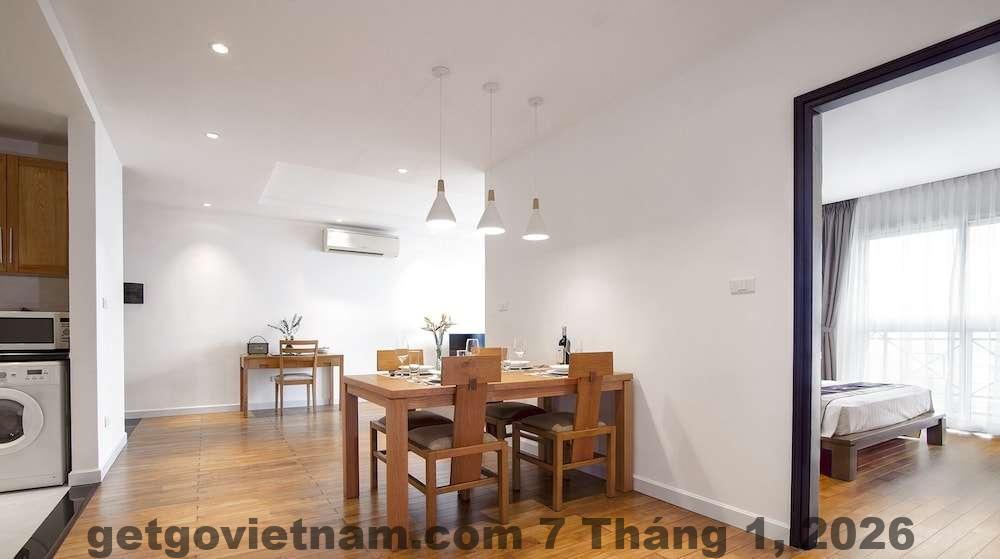 Không gian phòng Atlanta Residences rộng rãi, có sofa, bàn làm việc và khu sinh hoạt riêng