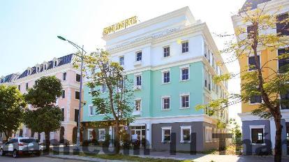 Không gian sinh hoạt chung đơn giản tại khách sạn bình dân ở Hạ Long