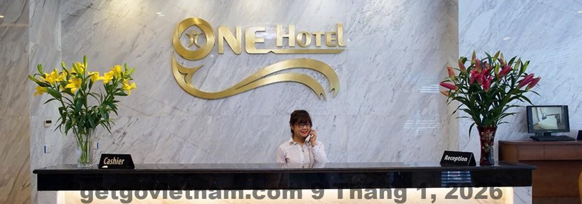 Khu vực lễ tân One Hotel Hà Nội với đội ngũ nhân viên thân thiện
