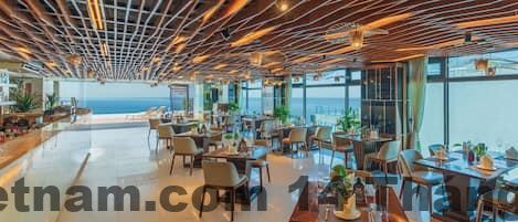 Khu vực nhà hàng và buffet sáng tại Serene Sea Beach Hotel Danang