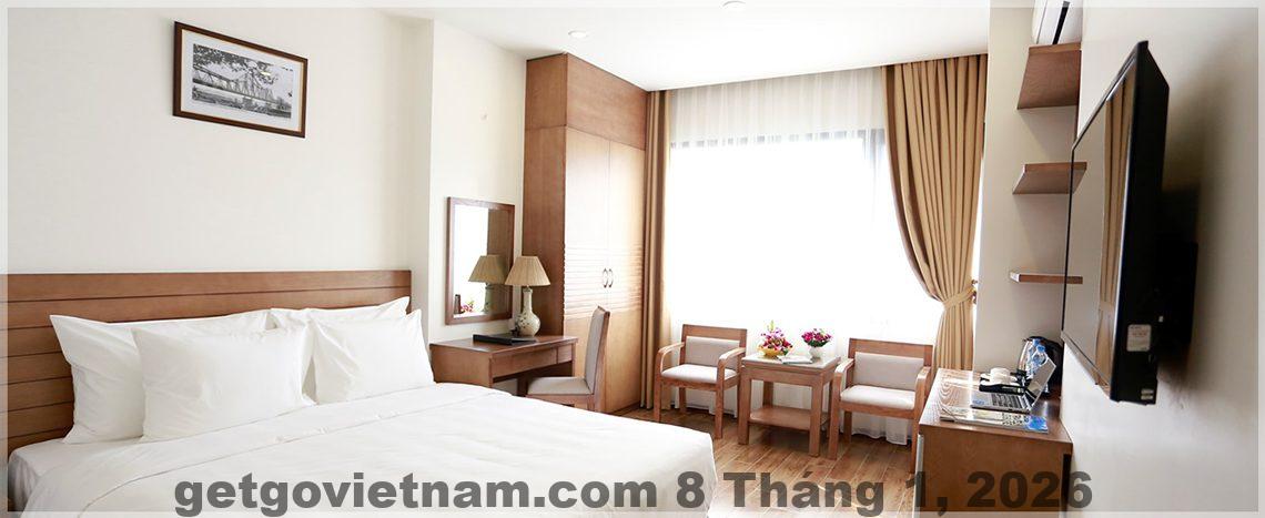 Đánh giá San Seize Hanoi Hotel 2026: Có đáng ở tại Cầu Giấy? 6 Nhân viên lễ tân San Seize Hanoi Hotel phục vụ chuyên nghiệp và thân thiện