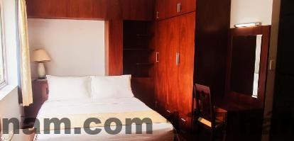 Một góc nhìn gần khu vực khách sạn, với khung cảnh xung quanh rất xanh mát và thoải mái.