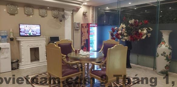 Khu vực ăn sáng đơn giản tại Khách Sạn A25 Dịch Vọng Hậu