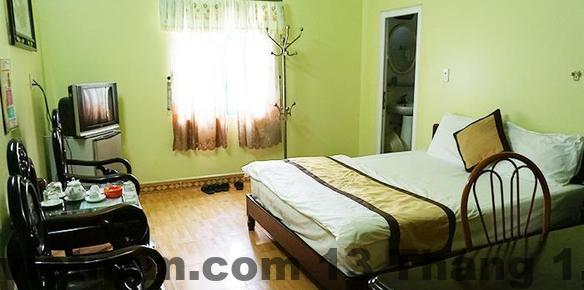 Nhân viên tại khách sạn Ngọc Ly 5 luôn tận tình hỗ trợ khách hàng.