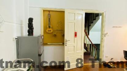 Phòng ngủ Doctor Homestay Hà Nội thiết kế tối giản, diện tích nhỏ gọn