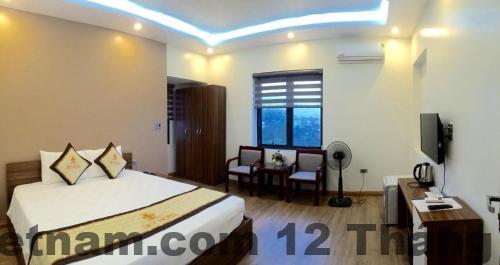 Phòng ngủ tiêu chuẩn tại Khách sạn Thương Mại Uông Bí với nội thất gỗ truyền thống