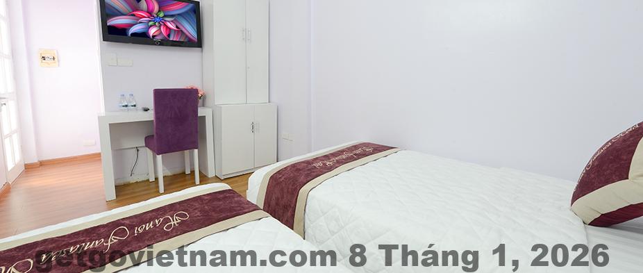 Bữa sáng buffet tại khách sạn với nhiều món ăn hấp dẫn từ nhiều nền văn hóa.