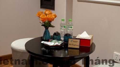 Hành lang Hanoi La Castela Hotel thiết kế hẹp đúng kiểu khách sạn phố cổ