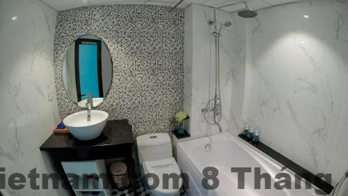 Khu vực ăn sáng nhỏ gọn tại Hanoi La Castela Hotel phục vụ buffet đơn giản