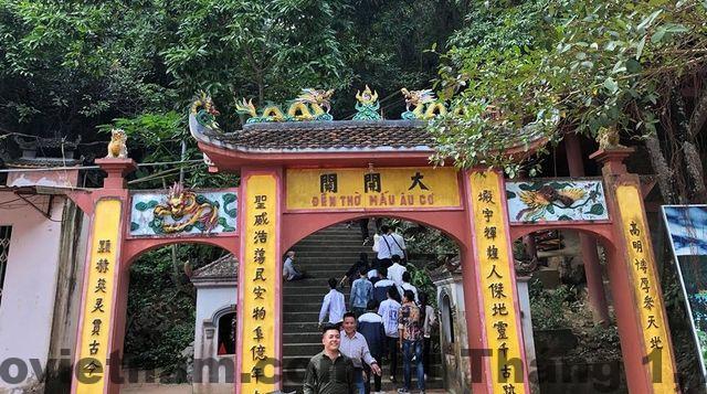 Khu vực ăn uống đơn giản tại khách sạn Omerta