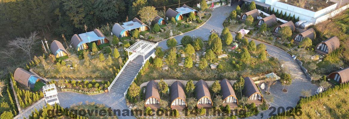 Toàn cảnh khuôn viên 64 Deluxe Hotel & Villa Mộc Châu rộng rãi, nhiều cây xanh, phù hợp nghỉ dưỡng gia đình