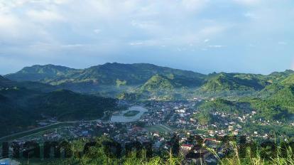 Phòng nghỉ Bac Ha Pacific Hotel với nội thất gỗ cơ bản và diện tích vừa phải