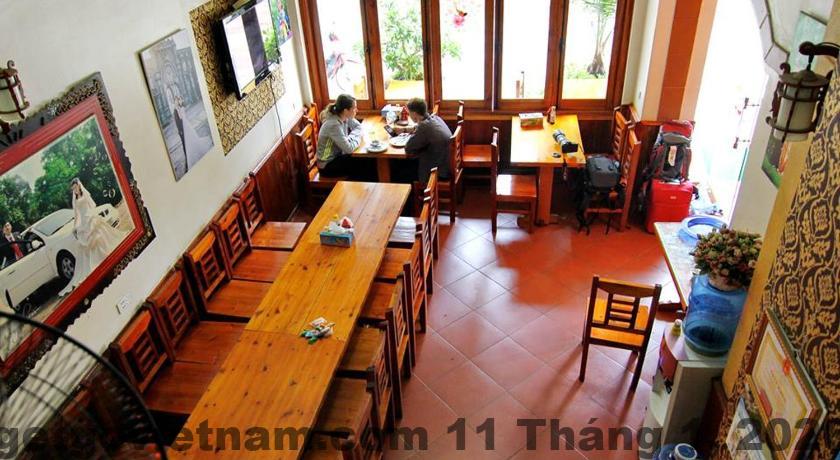 Bữa sáng tại khách sạn SATURDAY với các món ăn phong phú từ ẩm thực địa phương.