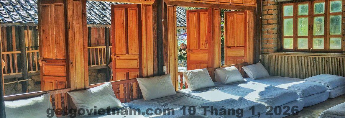 Phòng ngủ tại Bống Bang Homestay với giường gỗ, chăn đệm đơn giản