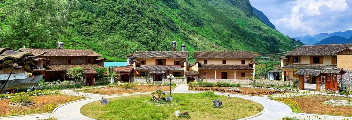 Bữa sáng đầy đủ và phong phú, phục vụ từ sớm cho du khách.