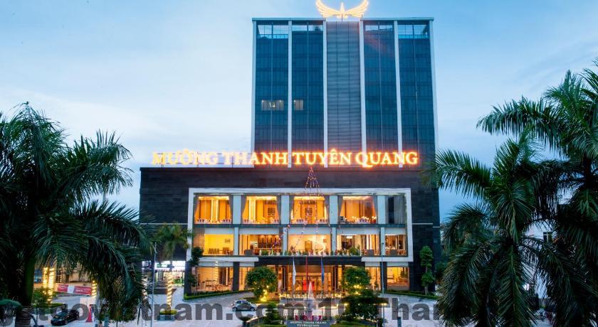 Hồ bơi ngoài trời tại Royal Palace Hotel, không gian thoáng mát, sạch sẽ nhưng diện tích hơi hạn chế.