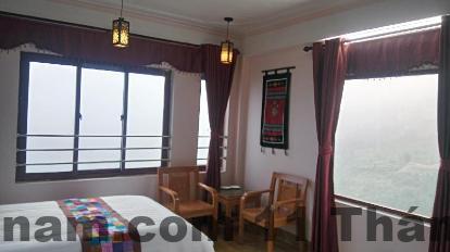 Khách sạn Black H'mong View Hotel Đánh giá 2026: Chốn nghỉ ngơi tuyệt vời tại Sa Pa 2 Khung cảnh ngoại thất của Black H'mong View Hotel với không gian thoáng đãng và lối kiến trúc đặc trưng của các khách sạn ở Sa Pa.