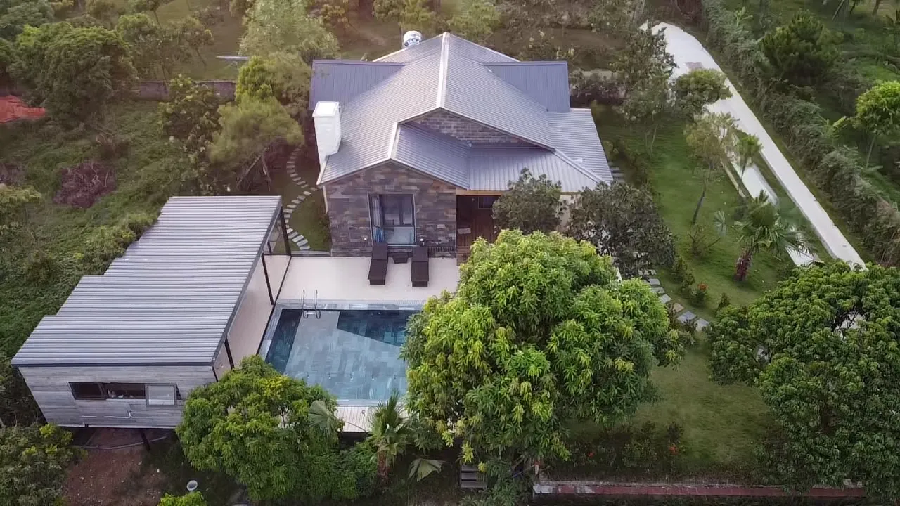 Toàn cảnh Villa The Legend Sóc Sơn nằm giữa rừng cây Minh Phú, không gian rộng và riêng tư