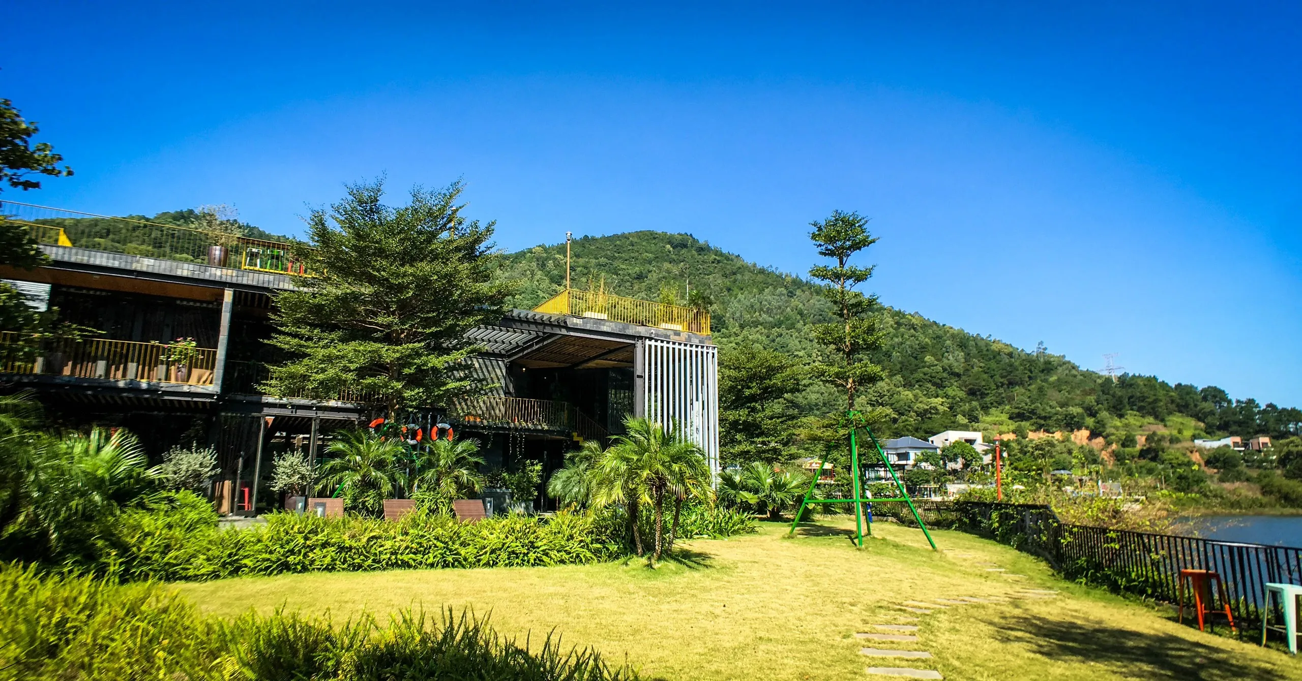 Đánh giá Summerly Villa Đồng Đò 2026: Villa nghỉ dưỡng nhóm gần Hà Nội có đáng tiền? 8 Hồ bơi ngoài trời tại khu villa Hồ Đồng Đò