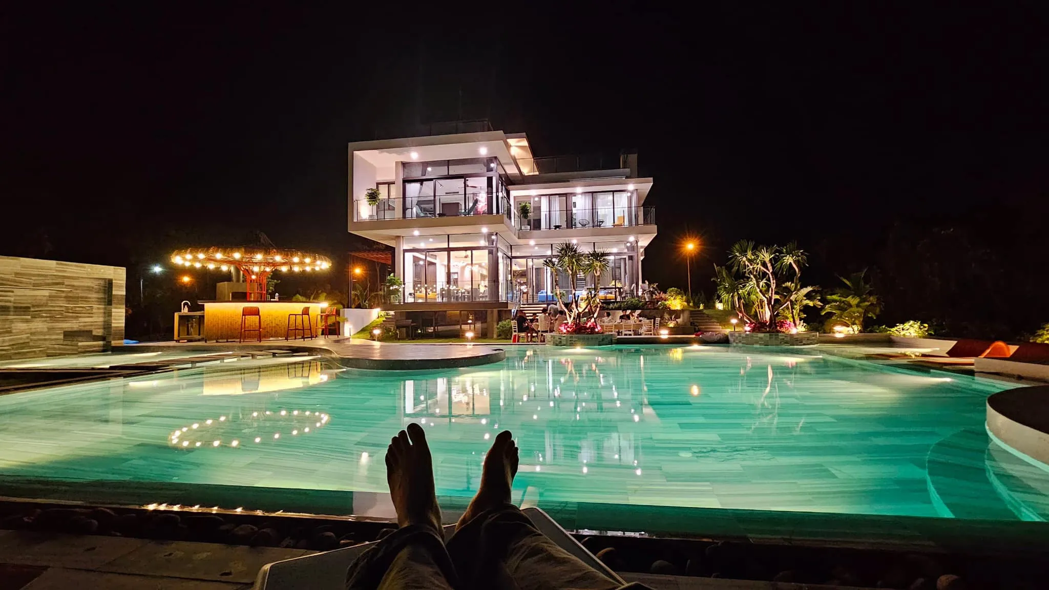 Phòng ốc tại khách sạn được trang trí hiện đại, sạch sẽ và thoải mái.