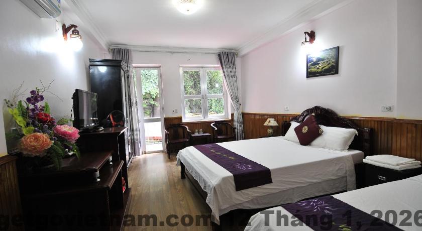 Khu vực lễ tân khách sạn Bình Minh Bắc Hà Hotel, nhân viên trực quầy đơn giản và thân thiện