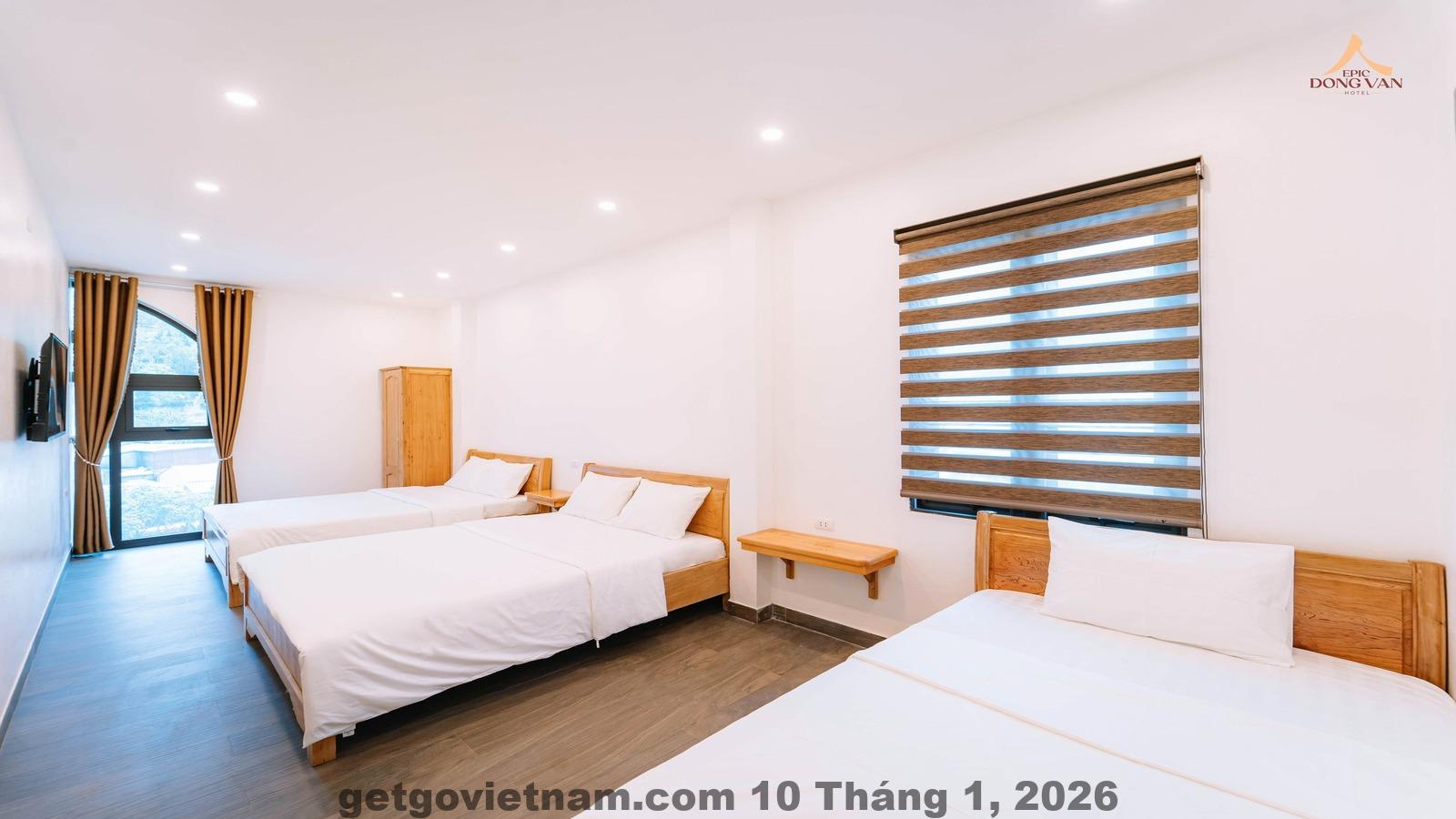 Nhân viên khách sạn nhiệt tình chào đón khách tại lễ tân