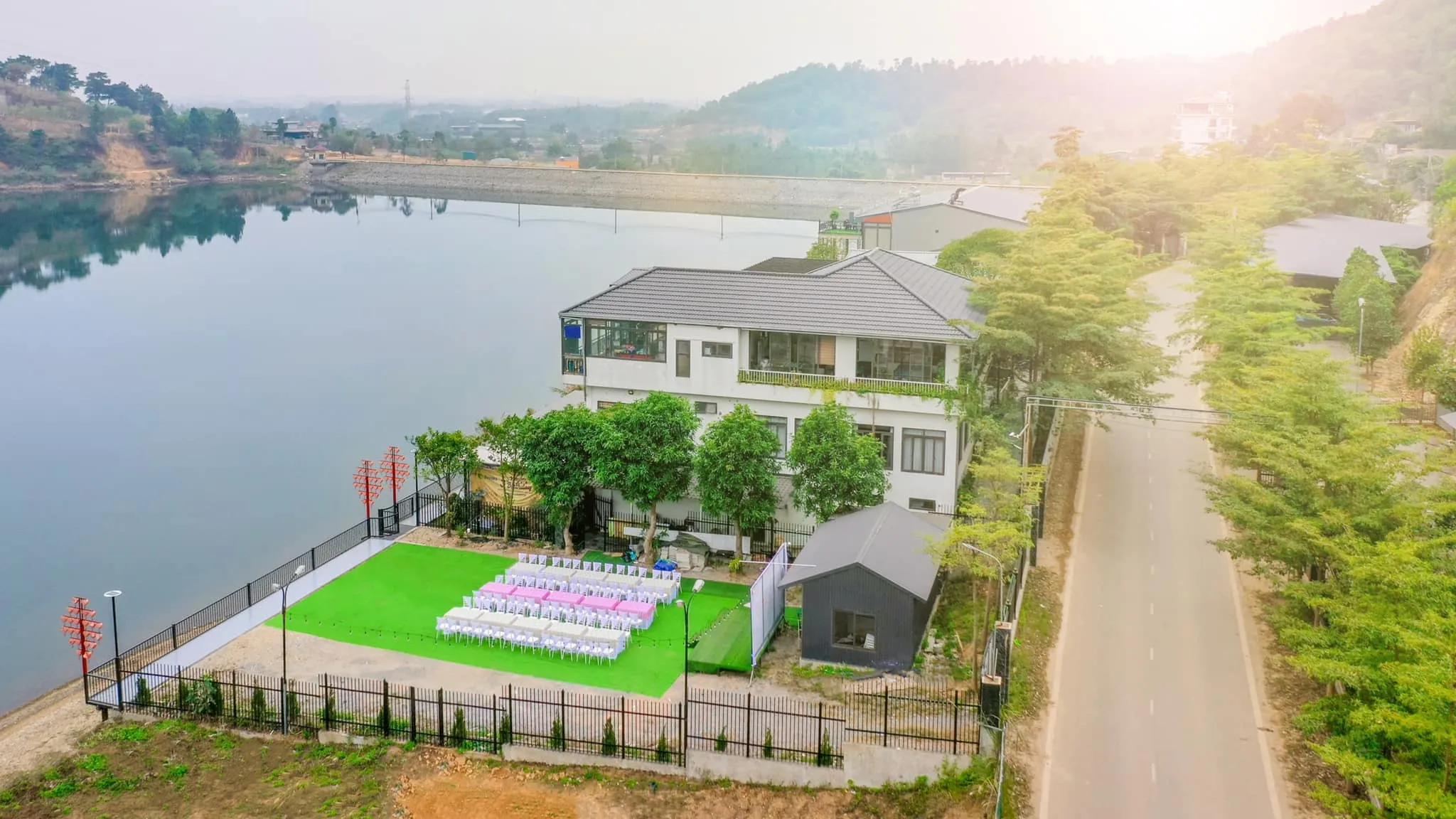 Nhà Ven Hồ Đồng Đò Sóc Sơn review 2026: Có đáng đi trốn Hà Nội? 2 Toàn cảnh Nhà Ven Hồ Đồng Đò Sóc Sơn nhìn từ trên cao, villa nằm sát hồ Đồng Đò với không gian xanh và mặt nước bao quanh