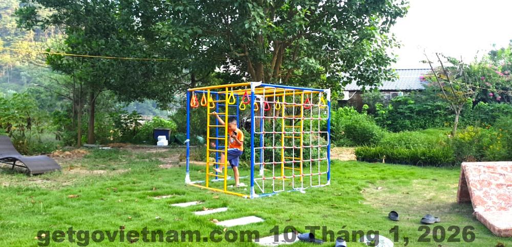 Đánh giá Summerly Villa Đồng Đò 2026: Villa nghỉ dưỡng nhóm gần Hà Nội có đáng tiền? 3 Khuôn viên Summerly Villa Đồng Đò rộng rãi với sân cỏ và khu sinh hoạt ngoài trời