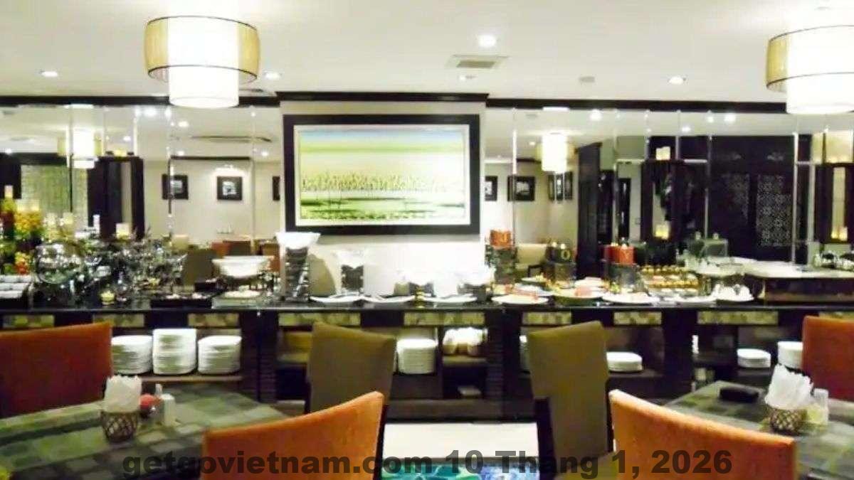 Khu vực ăn uống đơn giản gần Golden Lotus Airport Hotel phục vụ nhu cầu ăn nhanh