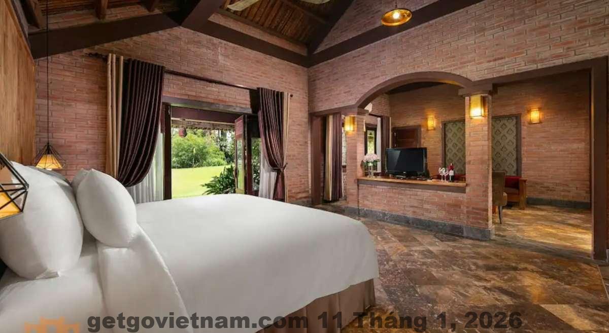 Nhân viên phục vụ thân thiện tại khu nghỉ dưỡng Đồng Mô