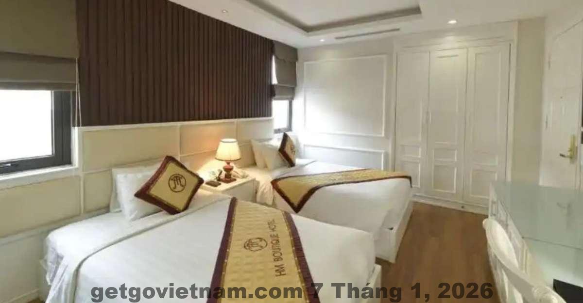 Nhân viên lễ tân Hanoi HM Boutique Hotel thân thiện và hỗ trợ khách nhiệt tình