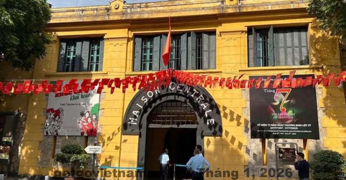 Không gian ăn sáng tại Hanoi HM Boutique Hotel với view nhìn ra khu phố cổ